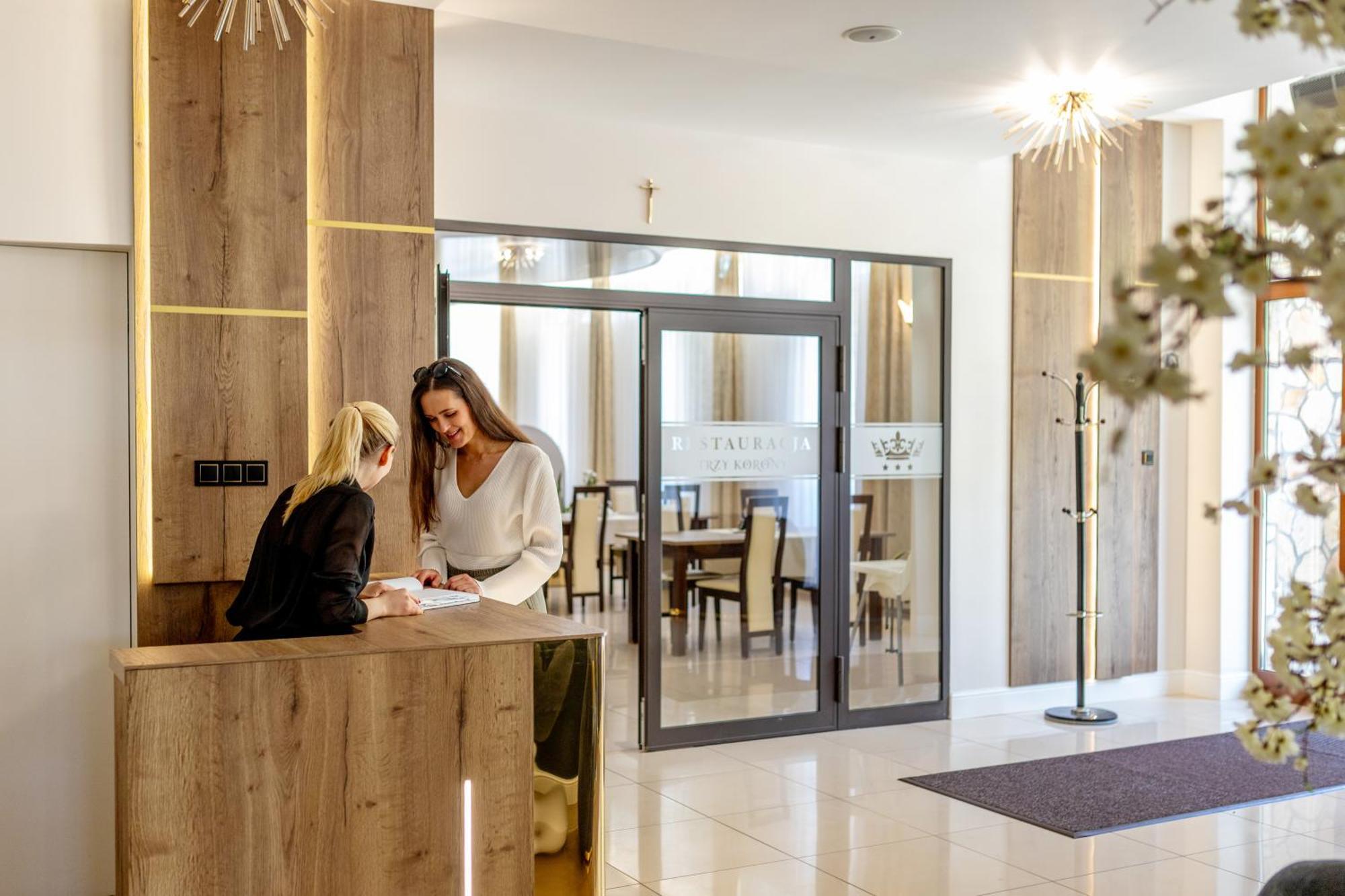 Hotel Trzy Korony Głogów Małopolski Exterior foto
